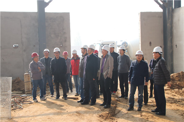 ? 集團(tuán)公司總經(jīng)濟(jì)師范明一行到2萬噸/年鉬深加工項(xiàng)目調(diào)研